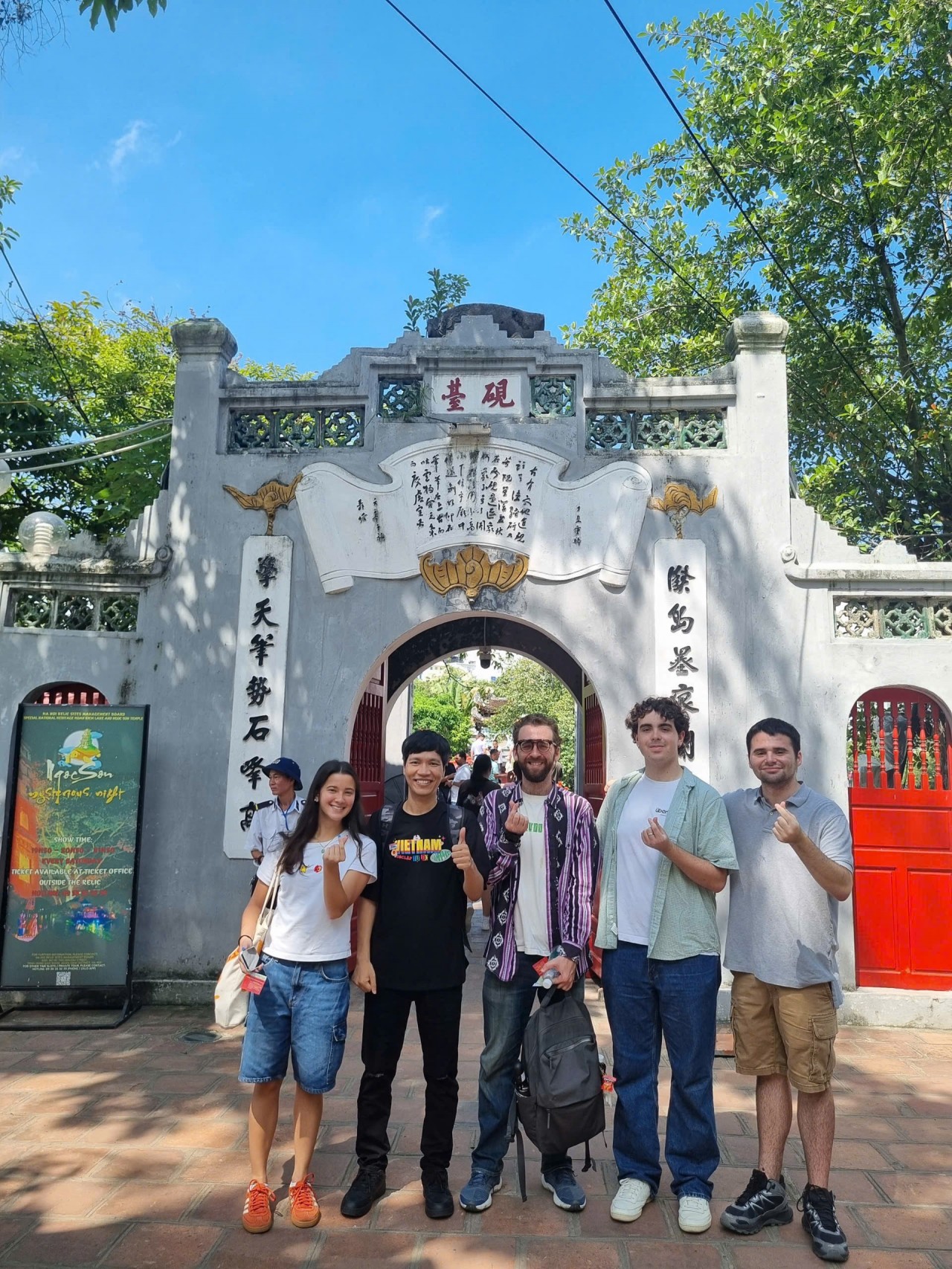 Dr. Tran Huu Tri with American students participating in Vietnamese cultural activities. (Photo: Huu Tri) Dr. Tran Huu Tri with American students participating in Vietnamese cultural activities. (Photo: Huu Tri)