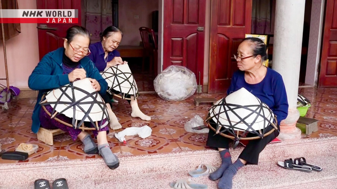 Artisans from Giai Tay village, former Ha Nam Province, making Hanagasa hats. (Photo: NHK)