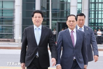 Vietnam News Today (Oct. 30): Vietnam's President Heads to APEC 2025 Summit in South Korea