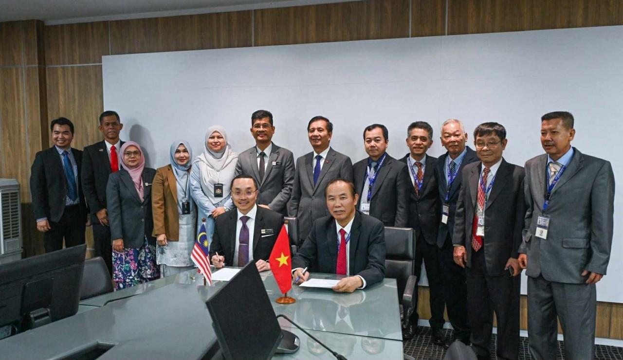 Deputy Minister of Agriculture and Environment of Vietnam Phùng Đức Tiến (top row, right) during the working session with leaders of the Malaysian Ministry of Agriculture and Food Security. (Photo: Embassy of Vietnam in Malaysia)