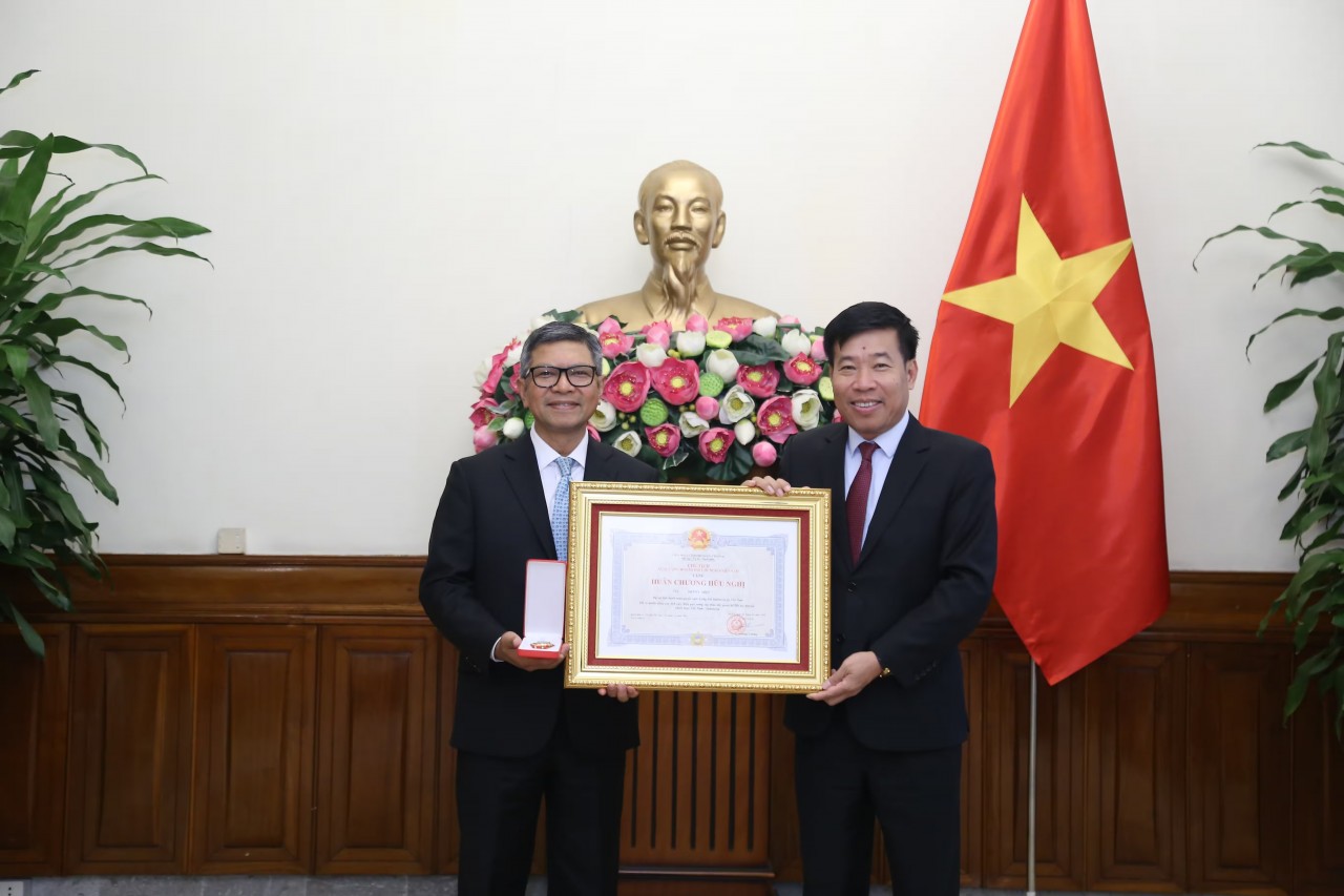 Friendship Order Presented to Indonesian Ambassador to Vietnam Friendship Order Presented to Indonesian Ambassador to Vietnam