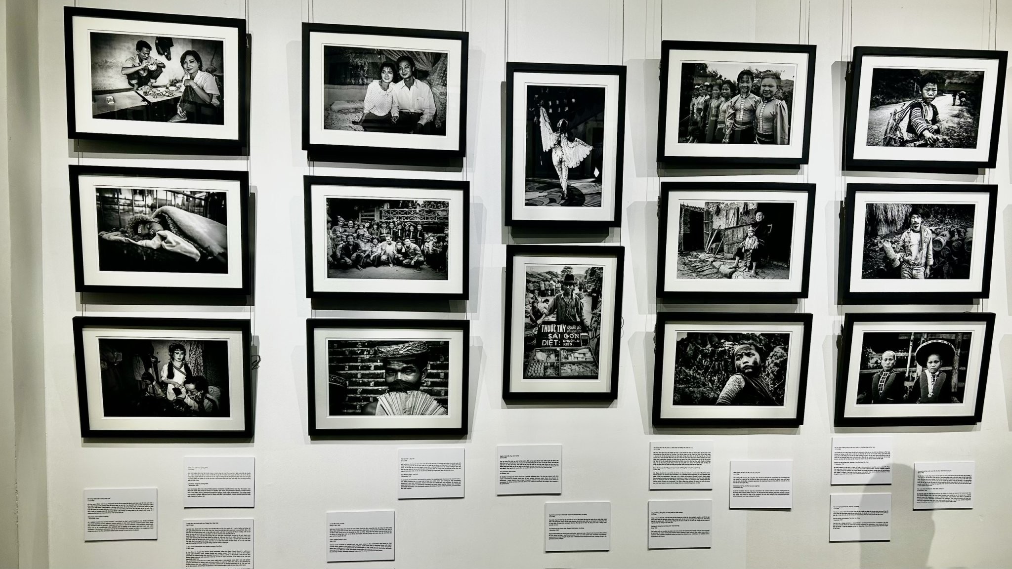 The exhibition features documentary photographs taken by Andy Soloman in Vietnam between 1992 and 1993. (Photo: Thu Phuong)