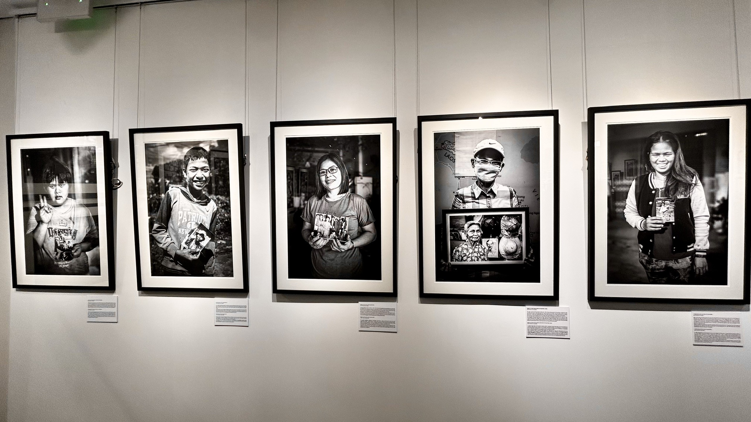 The exhibition “Continuum: Viet Nam” by British photographer Andy Soloman presents 51 black-and-white photographs capturing his more than three-decade-long connection with Vietnam. (Photo: Thu Phuong)