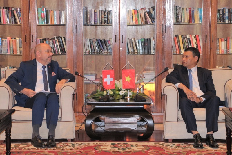 Standing Vice Chairman of the Da Nang People’s Committee Ho Ky Minh talks with Swiss Ambassador to Vietnam Thomas Gass. (Photo: Quang Ha/danang.gov.vn) Standing Vice Chairman of the Da Nang People’s Committee Ho Ky Minh talks with Swiss Ambassador to Vietnam Thomas Gass. (Photo: Quang Ha/danang.gov.vn)