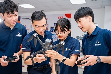 Nguyễn Thị Khánh Diệu in the laboratory with her friends, exploring the world of biomedical engineering. Nguyễn Thị Khánh Diệu in the laboratory with her friends, exploring the world of biomedical engineering.