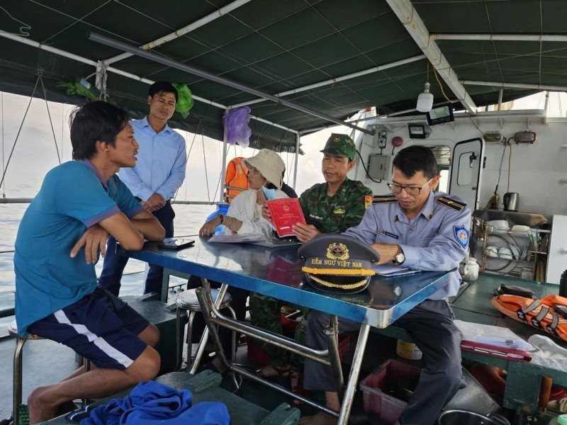 Nghe An requires all fishing vessels with a length of 15 meters or more to install and maintain connection to the Vessel Monitoring System (VMS) in accordance with regulations. (Photo: Bui Anh)