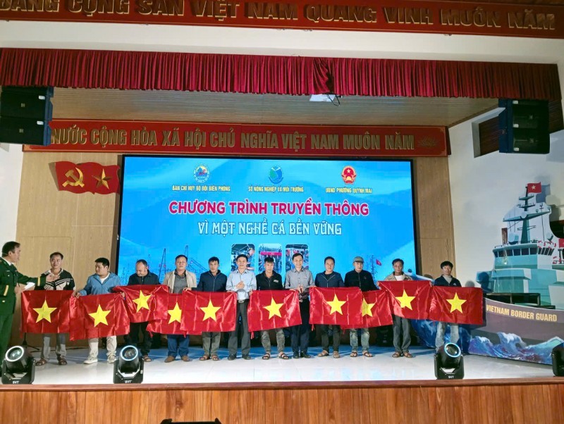 The organizing committee of the “Communication Program for a Sustainable Fishery” presented 2,000 national flags and distributed 2,000 legal awareness leaflets to boat owners, captains, and fishermen participating in the event, thereby fostering legal compliance and patriotic spirit among the fishing community.)