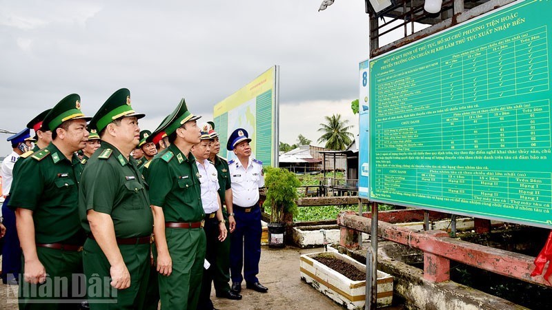 The Ministry of National Defense’s working delegation inspects the Kênh Dài Border Guard Control Station. (Photo: Nhân Dân Newspaper)