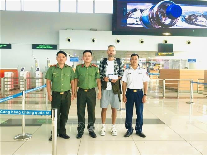 Officers from the Immigration Management Division, in coordination with Coast Guard Region 4, assist Oleksandr Kyselytsia with exit procedures at Phu Quoc Airport. (Photo: VNA) Officers from the Immigration Management Division, in coordination with Coast Guard Region 4, assist Oleksandr Kyselytsia with exit procedures at Phu Quoc Airport. (Photo: VNA)