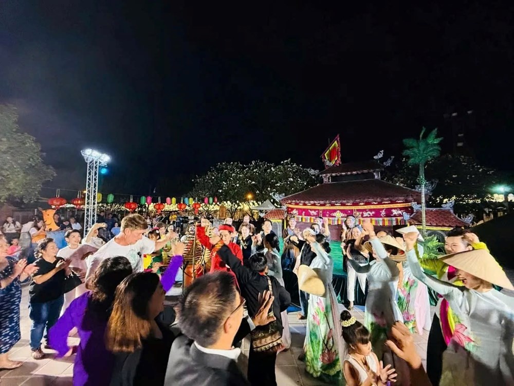 The audience of Thais, overseas Vietnamese and international friends seemed to be led into a colorful world of Vietnamese puppetry. (Photo: Van Hoa Newspaper) The audience of Thais, overseas Vietnamese and international friends seemed to be led into a colorful world of Vietnamese puppetry. (Photo: Van Hoa Newspaper)
