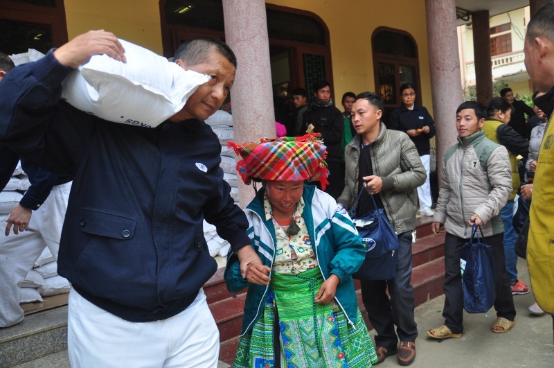 Chen Ta Yu (left) distributes Tet gifts to residents of Tram Tau District, Yen Bai Province (now Tram Tau Commune, Lao Cai Province) on January 13, 2020. (Photo: Tzu Chi)
