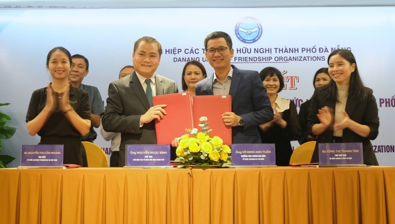 Nguyen Ngoc Binh (second from left), Chairman of the Da Nang Union of Friendship Organizations, signs a memorandum of understanding with three foreign non-governmental organizations on October 22, 2025. (Photo: Da Nang City Portal) Nguyen Ngoc Binh (second from left), Chairman of the Da Nang Union of Friendship Organizations, signs a memorandum of understanding with three foreign non-governmental organizations on October 22, 2025. (Photo: Da Nang City Portal)