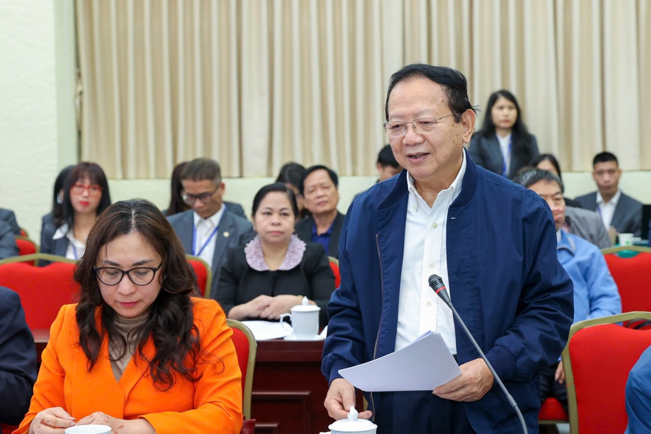 Ambassador Nguyen Duc Hung, Vice President and Secretary General of the Viet Nam-Singapore Friendship Association speaks at the scientific seminar “People-to-people diplomacy in the new phase of national development,” on March 3, 2025. (Photo: Dinh Hoa)