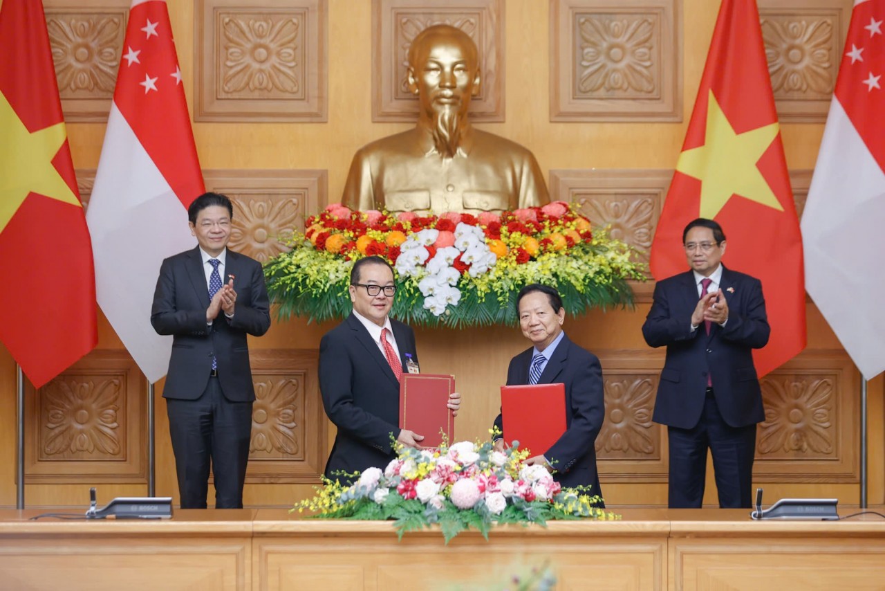 Prime Minister Pham Minh Chinh and Prime Minister Lawrence Wong witness the signing of the Memorandum of Understanding between the Viet Nam-Singapore Friendship Association and the Singapore International Foundation, March 26, 2025. (Photo: Government Newspaper)