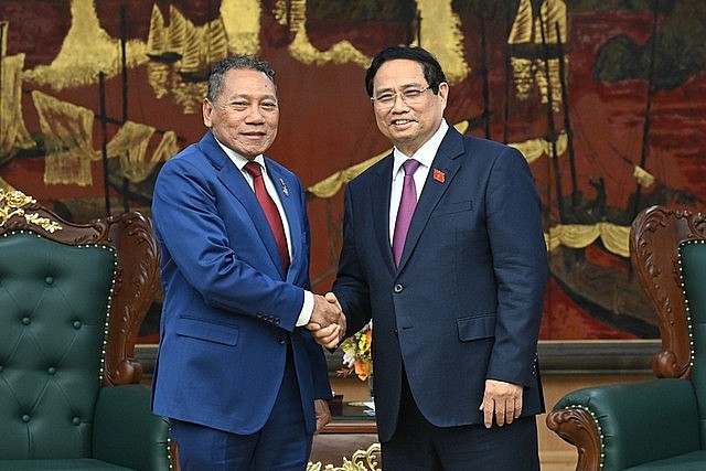 Prime Minister Pham Minh Chinh (R) hosts reception for Solomon Islands Minister of Foreign Affairs and External Trade Peter Shanel Agovaka in Ha Noi, November 11, 2025 - Photo: VGP/Nhat Bac Prime Minister Pham Minh Chinh (R) hosts reception for Solomon Islands Minister of Foreign Affairs and External Trade Peter Shanel Agovaka in Ha Noi, November 11, 2025 - Photo: VGP/Nhat Bac