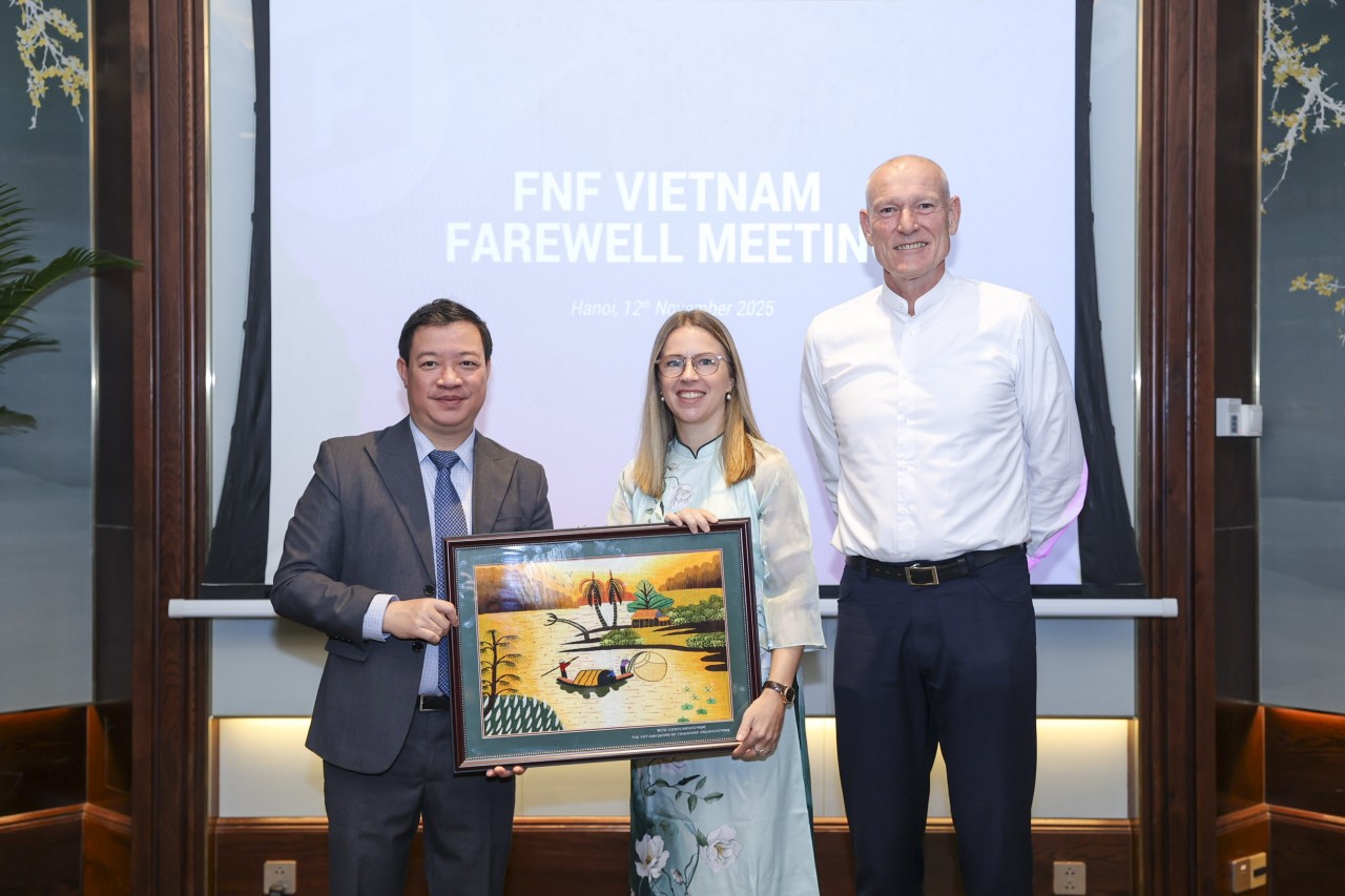 Vice President of the Viet Nam Union of Friendship Organizations (VUFO) and Vice Chairman of the Committee for Foreign Non-Governmental Organization Affairs Nguyen Ngoc Hung presents a souvenir to FNF Vietnam. (Photo: Dinh Hoa) Vice President of the Viet Nam Union of Friendship Organizations (VUFO) and Vice Chairman of the Committee for Foreign Non-Governmental Organization Affairs Nguyen Ngoc Hung presents a souvenir to FNF Vietnam. (Photo: Dinh Hoa)