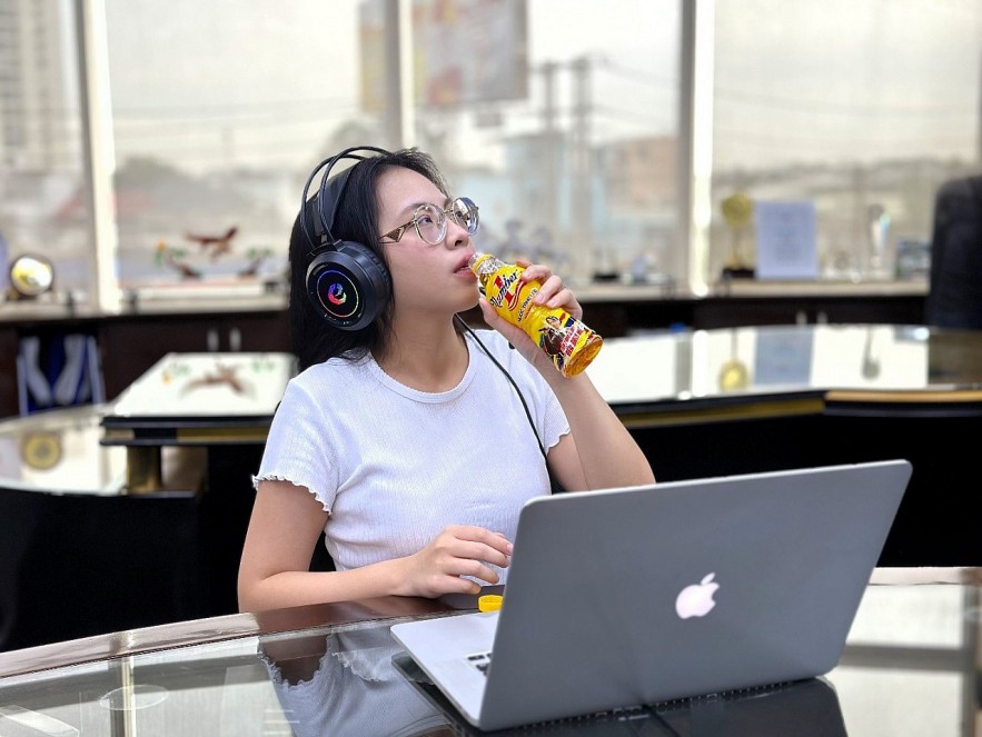 Number 1 energy drink is a must-have for many young people to boost energy, enhance alertness, and stay focused throughout the workday.