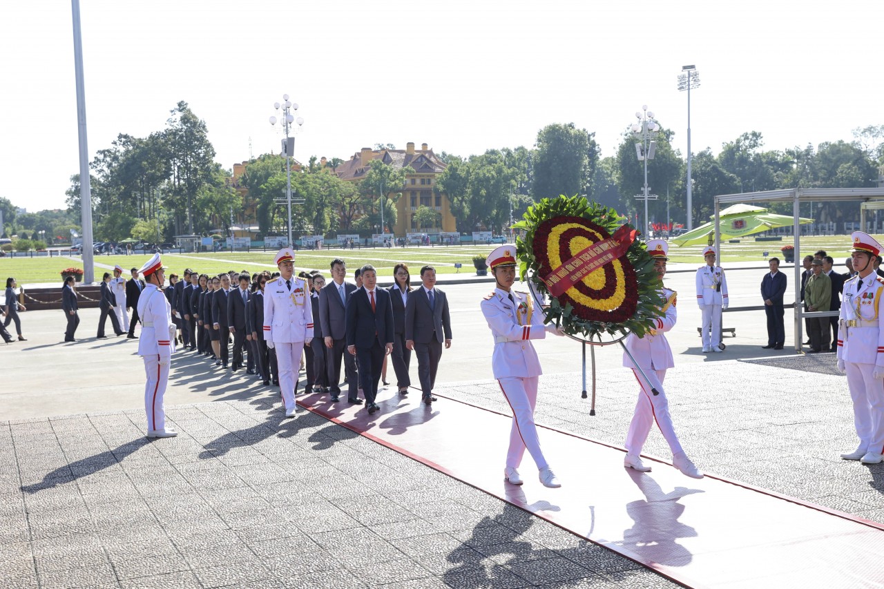 Delegates enter the Mausoleum to pay respects to President Ho Chi Minh. (Photo: Đinh Hòa)