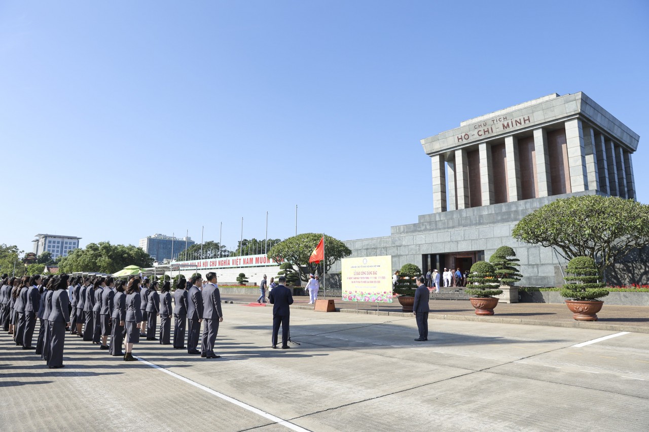 Recalling Uncle Ho’s teachings on patriotic emulation—“To emulate is to love the country; to love the country, one must emulate; and those who emulate are the most patriotic”—Mr. Phan Anh Sơn, on behalf of the entire institution, expressed a solemn pledge: “All officials and employees of the Vietnam Union of Friendship Organizations vow to forever engrave Uncle Ho’s teachings in our hearts; to continue studying and following his ideology, ethics, and style; and to remain absolutely loyal to the Party and the State, to the Fatherland and the people….”