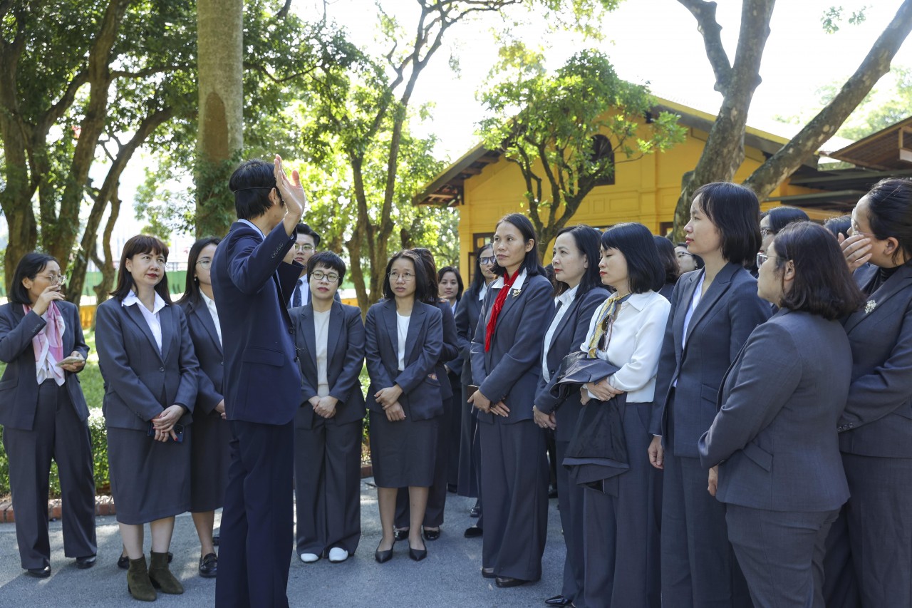 The delegation visits the Ho Chi Minh Relic Site and listens to introductions about the years he lived and worked at the Presidential Palace. (Photo: Đinh Hòa)