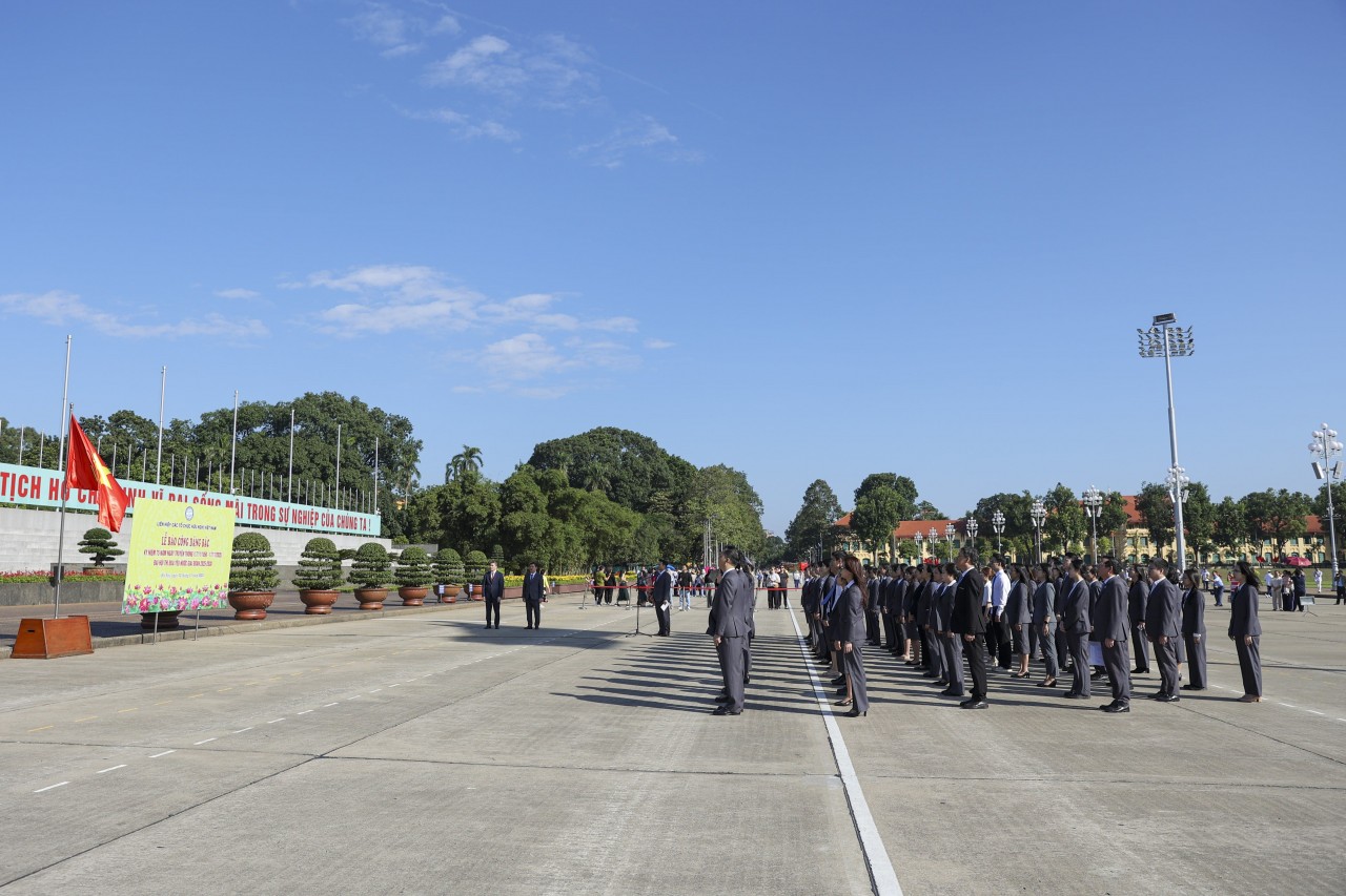 The flag-raising ceremony is solemnly held at Ba Dinh Square. (Photo: Đinh Hòa)
