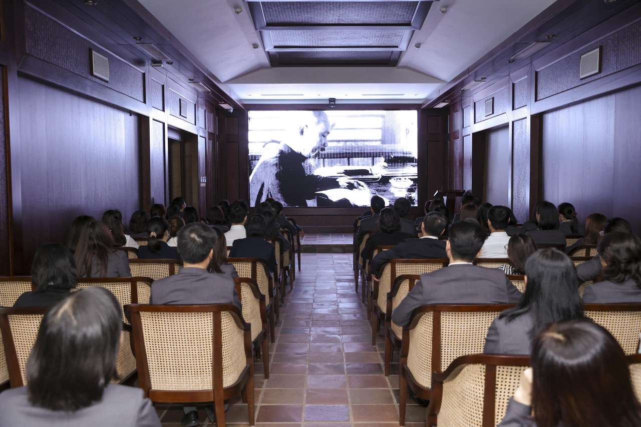 Delegates watch a documentary film about the final moments of President Ho Chi Minh’s life. (Photo: Đinh Hòa)