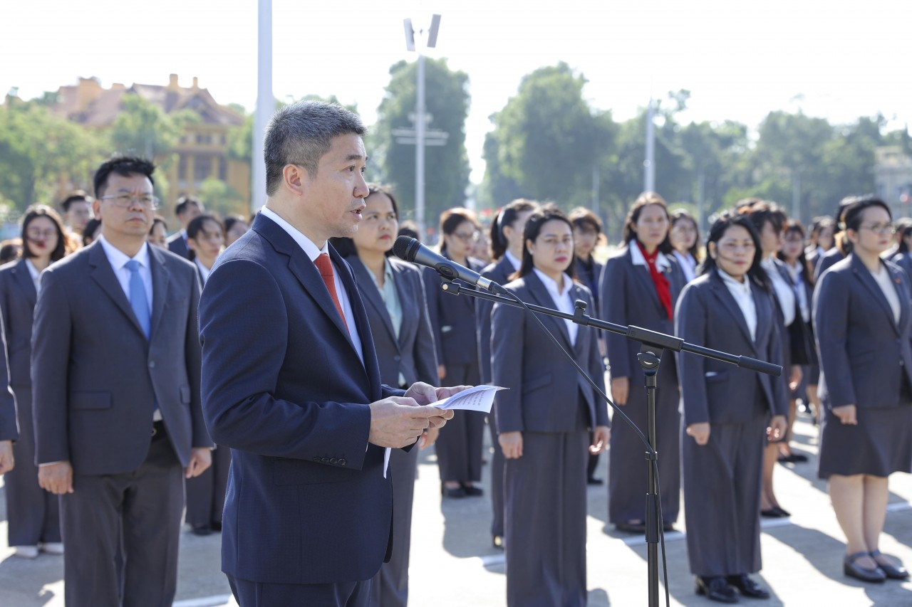 Phan Anh Sơn, Secretary of the Party Committee and President of the Vietnam Union of Friendship Organizations, on behalf of all officials and employees, respectfully expressed gratitude and reported to President Ho Chi Minh the prominent achievements in people-to-people diplomacy in recent times. (Photo: Đinh Hòa)
