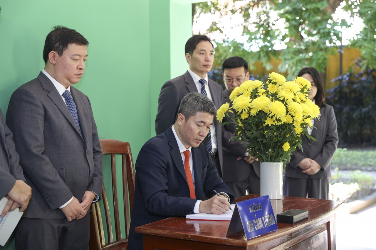 President Phan Anh Sơn writes impressions at House 67 after offering incense in commemoration of President Ho Chi Minh. (Photo: Đinh Hòa)