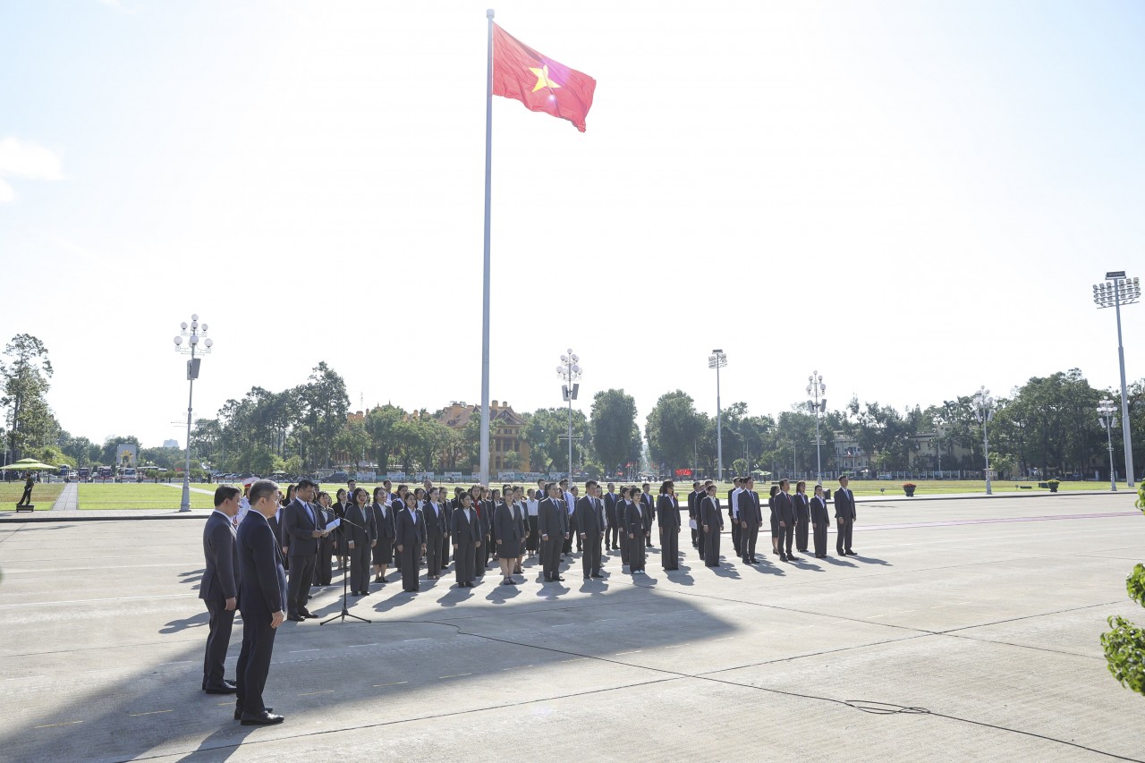 Delegates gather in front of President Ho Chi Minh’s Mausoleum to attend the ceremony of presenting the report to Uncle Ho. (Photo: Đinh Hòa)