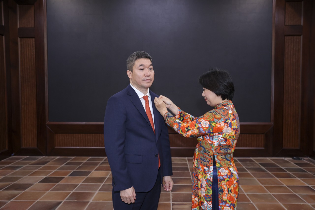 The Management Board of the Relic Site presents the Ho Chi Minh Badge to the leaders and all officials and staff of the Vietnam Union of Friendship Organizations. (Photo: Đinh Hòa)