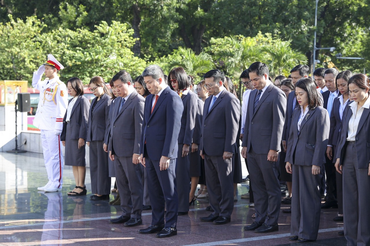 Leaders and officials of the Vietnam Union of Friendship Organizations lay wreaths and offer incense in tribute to the heroic martyrs at the Monument to Heroic Martyrs on Bac Son Street – Ba Dinh – Hanoi. (Photo: Đinh Hòa)
