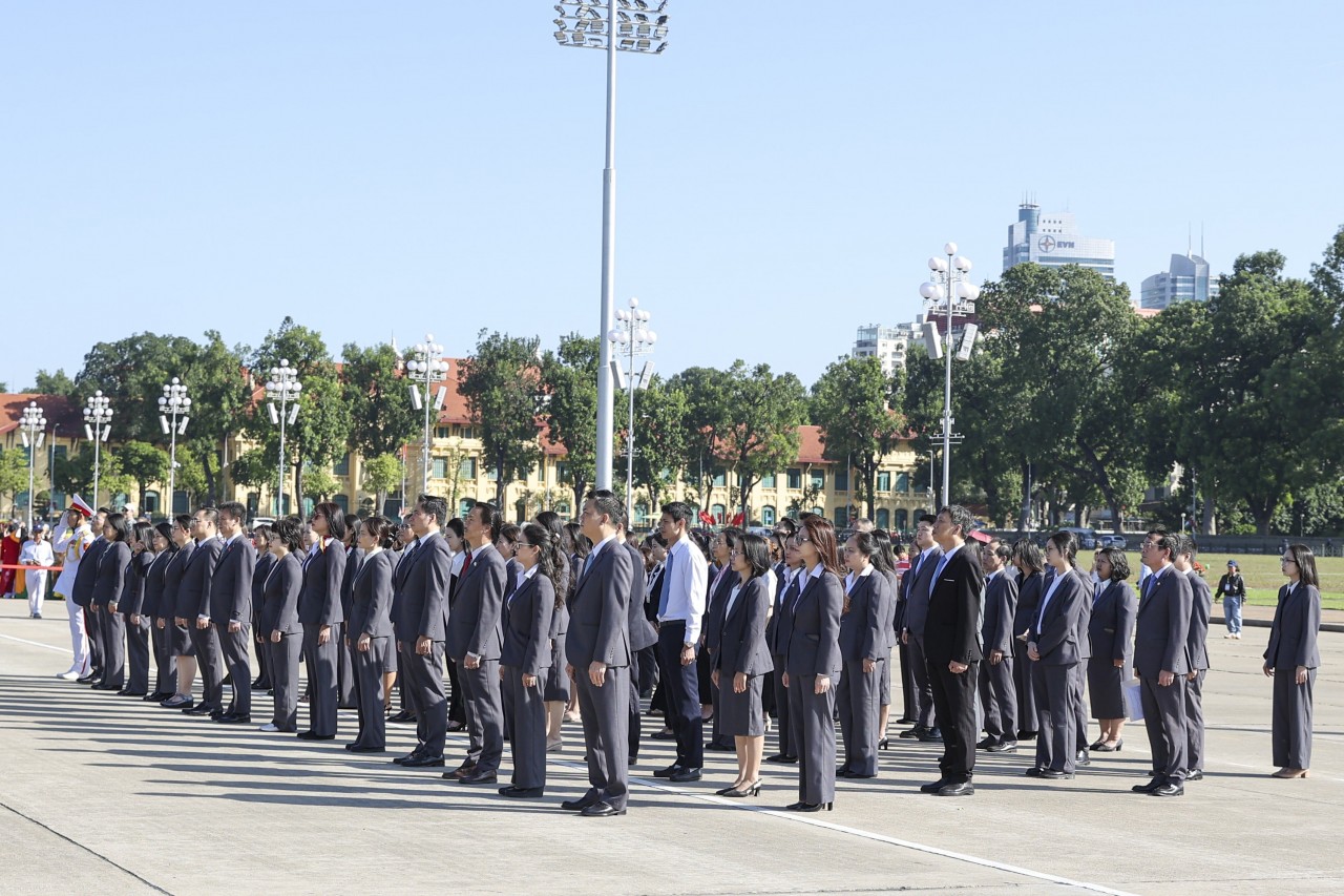 Delegates listen to a recording of President Ho Chi Minh’s “Appeal for Patriotic Emulation.” (Photo: Đinh Hòa)