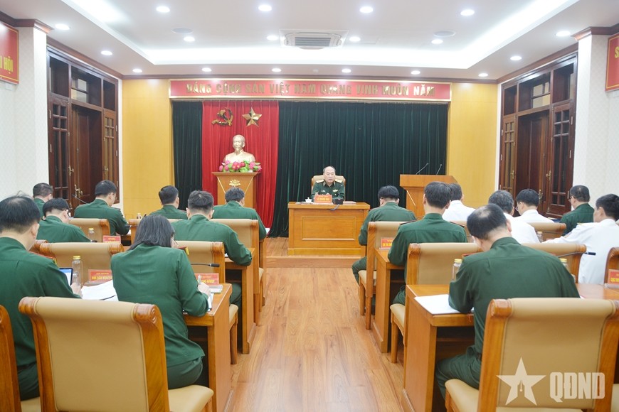 Lieutenant General Le Quang Dao, Deputy Chief of the General Staff of the Vietnam People’s Army and Head of the Ministry of National Defense Steering Committee on combating IUU fishing, chairs the meeting (Photo: People’s Army Newspaper). Lieutenant General Le Quang Dao, Deputy Chief of the General Staff of the Vietnam People’s Army and Head of the Ministry of National Defense Steering Committee on combating IUU fishing, chairs the meeting (Photo: People’s Army Newspaper).
