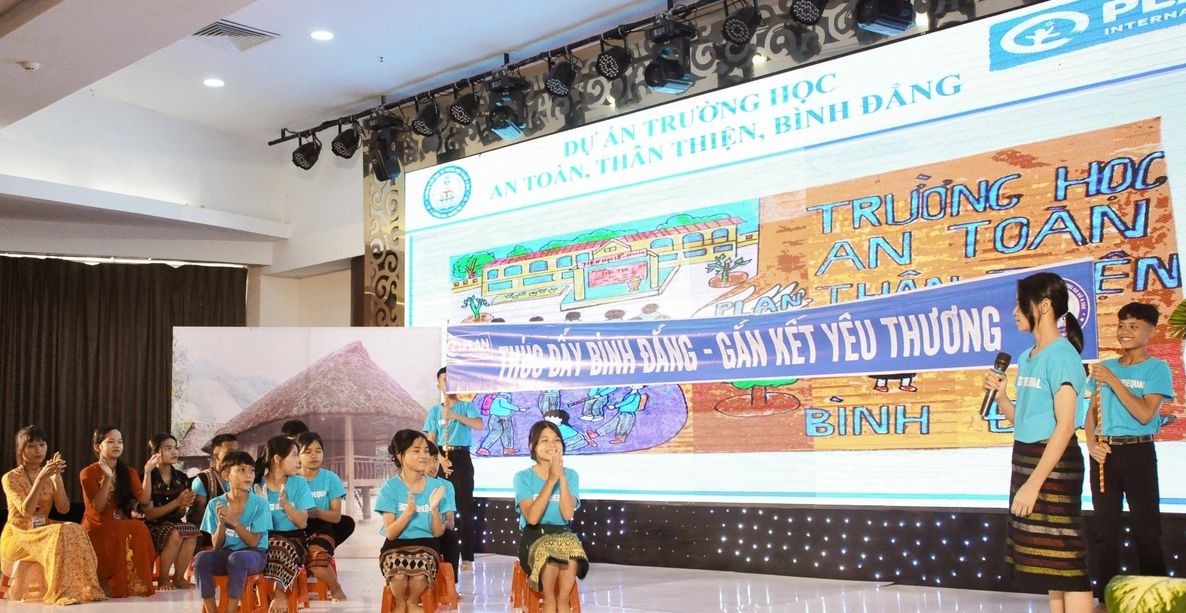 Students in the upland areas of Quang Tri perform a skit showcasing the results of the “Safe, Friendly, and Equal Schools” model. (Photo: Plan International) Students in the upland areas of Quang Tri perform a skit showcasing the results of the “Safe, Friendly, and Equal Schools” model. (Photo: Plan International)