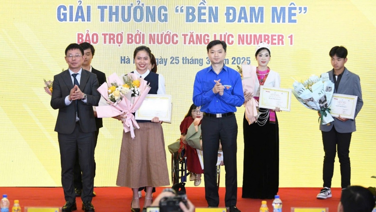 Nguyen My Linh received the Amid the White Clouds of Tủa Chùa, a Young Woman Lights Up Her Passion for Vietnam’s Shan Snow Tea