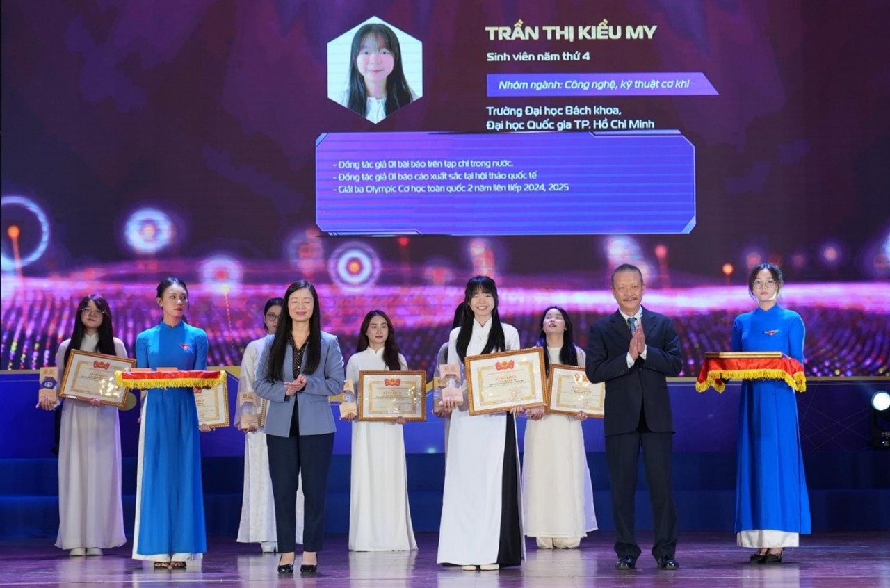 Tran Thi Kieu My received the 2025 Vietnam Science and Technology Female Student Award from the Organizing Committee and representative of Number 1 brand.