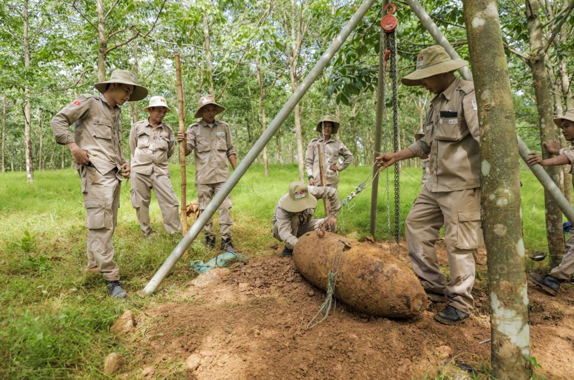 PeaceTrees Vietnam: Healing War Legacies, Building the Future PeaceTrees Vietnam: Healing War Legacies, Building the Future