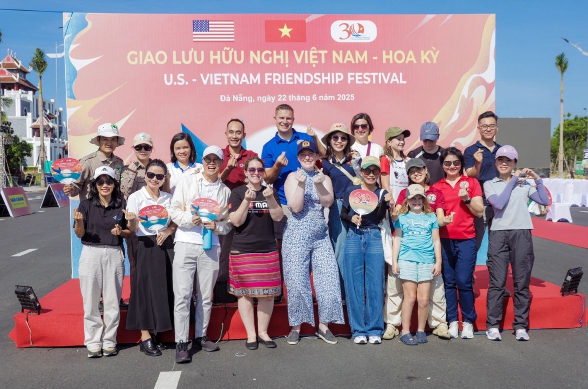 PeaceTrees Vietnam: Healing War Legacies, Building the Future PeaceTrees Vietnam: Healing War Legacies, Building the Future