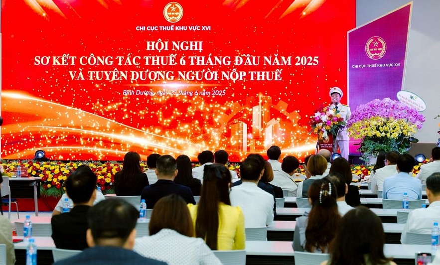 A representative of Tan Hiep Phat Trading & Service Co., Ltd. received a certificate of commendation from the leadership of Regional Tax Department XVI.