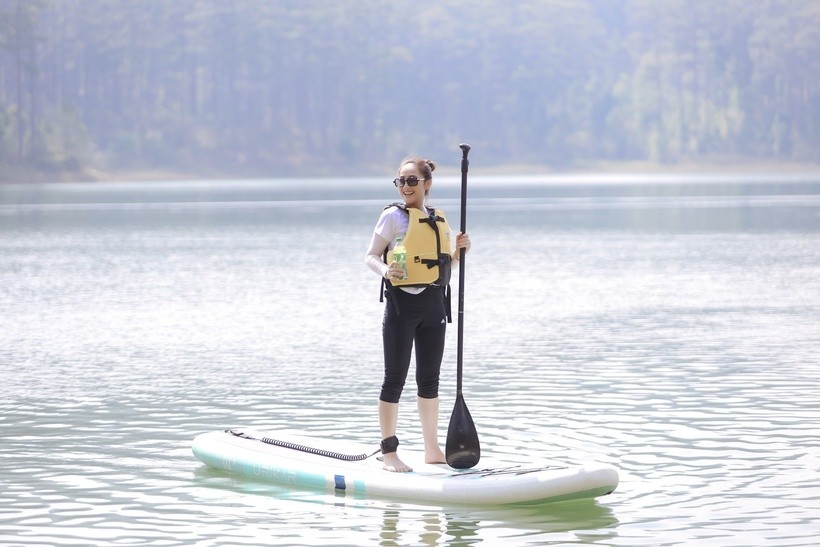 Drinking tea and SUP are some of the favorite activities of young people to reduce stress and cool down life.