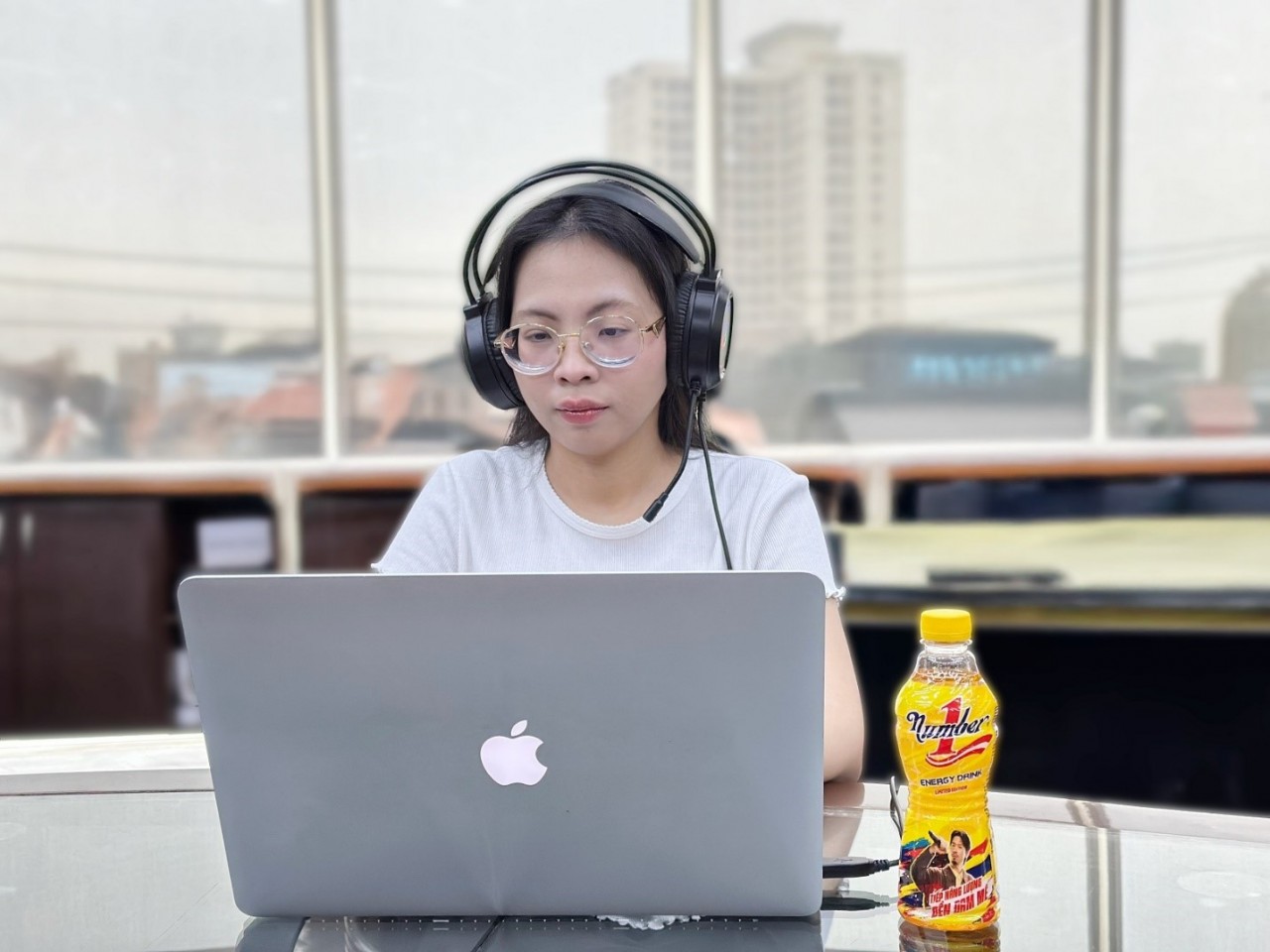Staying up late, lacking sleep to meet deadlines, many young people choose to recharge with Number 1 to stay alert and focused on work. Staying up late, lacking sleep to meet deadlines, many young people choose to recharge with Number 1 to stay alert and focused on work.