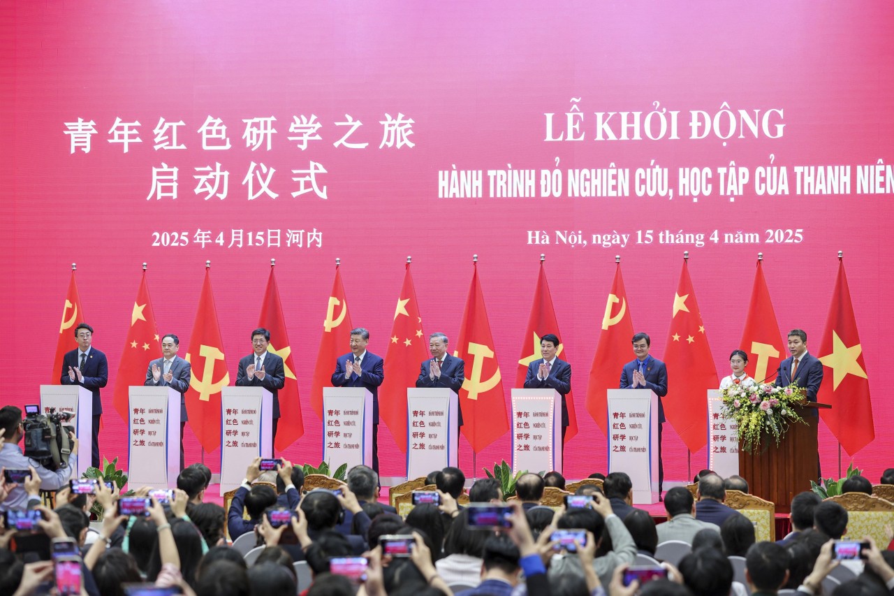 On April 15, 2025, in Hanoi, during the state visit to Viet Nam by Xi Jinping, General Secretary of the Communist Party of China and President of China, the two sides organized the Viet Nam–China People’s Friendship Exchange Program; the Launching Ceremony of the “Red Journey: Youth Study and Exchange Program”; the Launching Ceremony of the Viet Nam–China Railway Cooperation Mechanism; and a Photo Exhibition marking 75 years of Viet Nam–China diplomatic relations. The event was chaired by VUFO in coordination with the Ministry of Foreign Affairs, the Viet Nam News Agency, and the Ho Chi Minh Communist Youth Union Central Committee. (Photo: Dinh Hoa) On April 15, 2025, in Hanoi, during the state visit to Viet Nam by Xi Jinping, General Secretary of the Communist Party of China and President of China, the two sides organized the Viet Nam–China People’s Friendship Exchange Program; the Launching Ceremony of the “Red Journey: Youth Study and Exchange Program”; the Launching Ceremony of the Viet Nam–China Railway Cooperation Mechanism; and a Photo Exhibition marking 75 years of Viet Nam–China diplomatic relations. The event was chaired by VUFO in coordination with the Ministry of Foreign Affairs, the Viet Nam News Agency, and the Ho Chi Minh Communist Youth Union Central Committee. (Photo: Dinh Hoa)