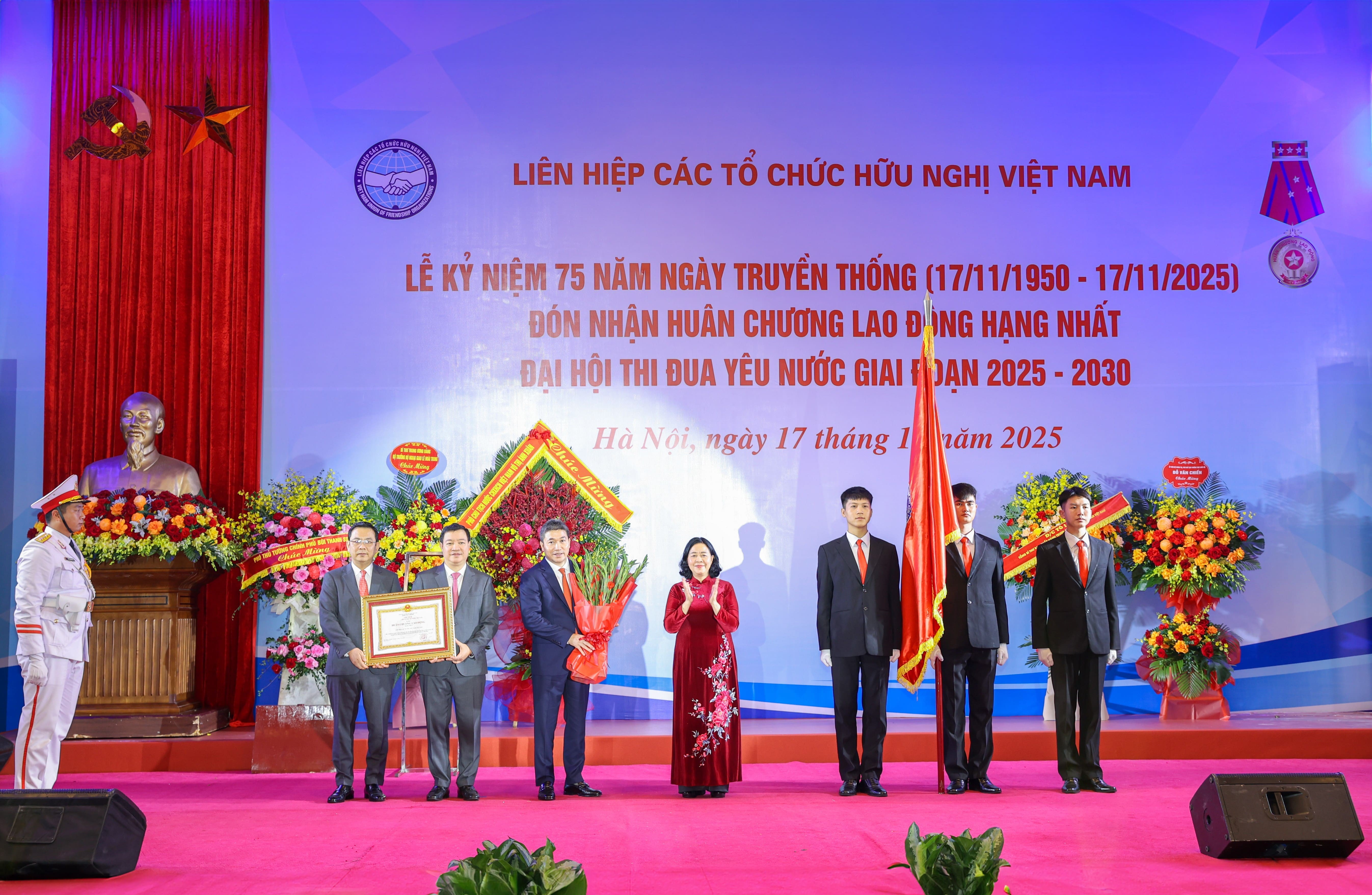 Politburo Member, Secretary of the Party Central Committee, Secretary of the Party Committee of the Viet Nam Fatherland Front and Central Mass Organizations, Chairwoman of the Central Committee of the Viet Nam Fatherland Front, on behalf of the Party and State leaders, presented the First-Class Labour Order to the Viet Nam Union of Friendship Organizations. (Photo: Dinh Hoa) Politburo Member, Secretary of the Party Central Committee, Secretary of the Party Committee of the Viet Nam Fatherland Front and Central Mass Organizations, Chairwoman of the Central Committee of the Viet Nam Fatherland Front, on behalf of the Party and