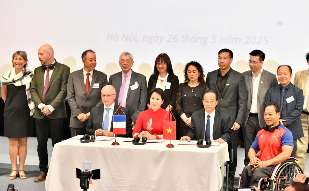 The signing of a cooperation agreement between the Viet Nam Sports Administration, the Viet Nam–France Friendship and Cooperation Association, and the Francophone Sports Association. (Photo source: Viet Nam–France Friendship and Cooperation Association). The signing of a cooperation agreement between the Viet Nam Sports Administration, the Viet Nam–France Friendship and Cooperation Association, and the Francophone Sports Association. (Photo source: Viet Nam–France Friendship and Cooperation Association).