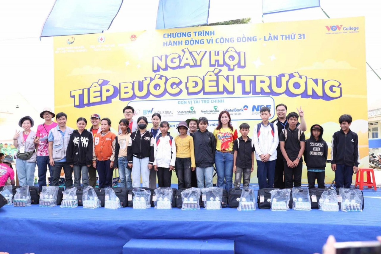 The 31st Community Action Program gave many practical gifts to students and people in difficult circumstances in Kon Chieng commune - Gia Lai province.