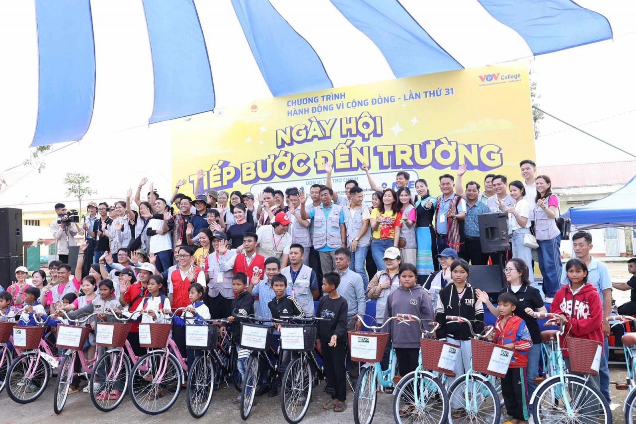 The joy of organizations, businesses, students and families in the 31st Community Action Program: Going to School Festival