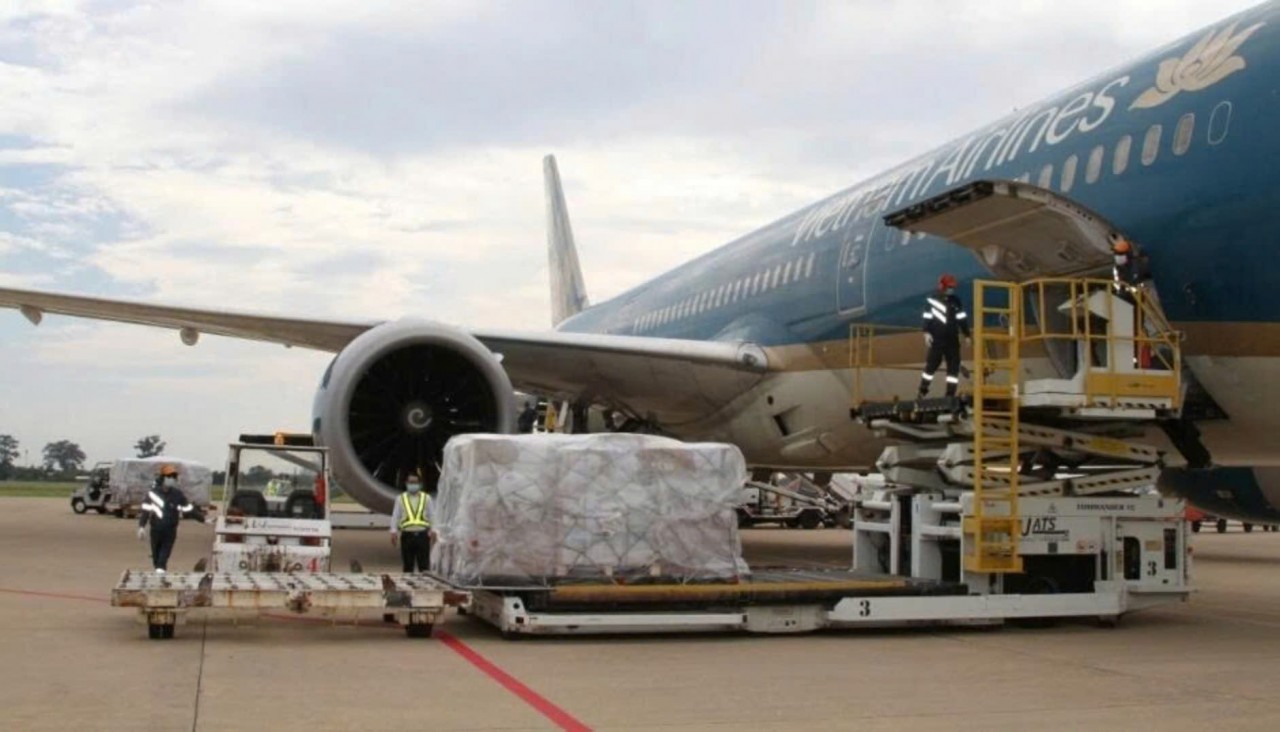 A shipment of medical supplies including 2 million medical masks, 200 ventilators, and 10 tons of the disinfectant chemical Chloramine B from Viet Nam to help Laos respond to the Covid-19 pandemic was delivered to Wattay Airport (Vientiane, Laos) on May 4, 2021. (Photo: VOV).