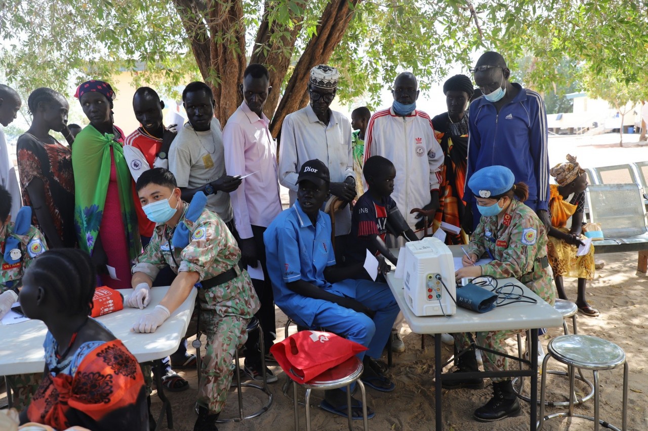 Doctors of Viet Nam’s Level-2 Field Hospital No. 4 provide free medical examination and treatment to the people of South Sudan on February 26, 2023. (Photo: Quan doi nhan dan Newspaper).