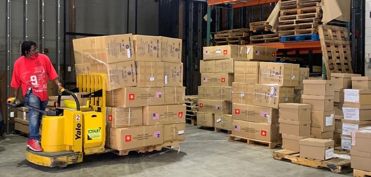 On July 9, 2020, a shipment carrying 2 tons of antibacterial fabric masks and medical masks donated by Hanoi to New York was processed for customs clearance and handed over to the city by the Embassy of Viet Nam in the United States and the Permanent Mission of Viet Nam to the United Nations. (Photo: Ministry of Foreign Affairs).