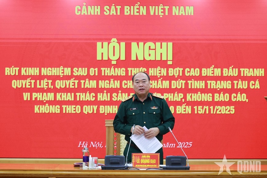 Lieutenant General Le Quang Dao, Deputy Chief of the General Staff of the Viet Nam People's Army and Head of the Ministry of National Defense’s Steering Committee on combating IUU fishing, directs the conference. (Photo: People's Army Newspaper) Lieutenant General Le Quang Dao, Deputy Chief of the General Staff of the Viet Nam People's Army and Head of the Ministry of National Defense’s Steering Committee on combating IUU fishing, directs the conference. (Photo: People's Army Newspaper)